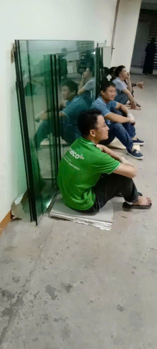 Các tấm kính được xếp cạnh lối đi bên trong công trình